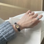 ￼Đồng hồ đeo tay mặt số La Mã phong cách retro