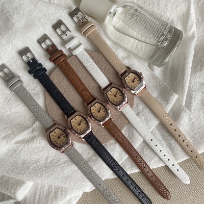 ￼Đồng hồ đeo tay mặt số La Mã phong cách retro