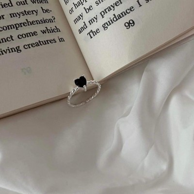 Nhẫn hình trái tim đen