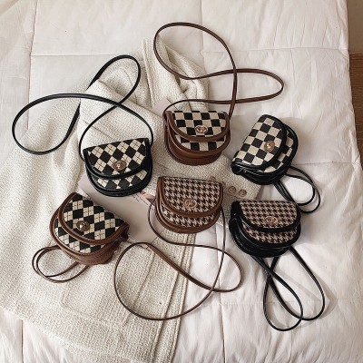 ￼TÚI ĐEO CHÉO MINI DÁNG BẦU CARO HOẠ TIẾT