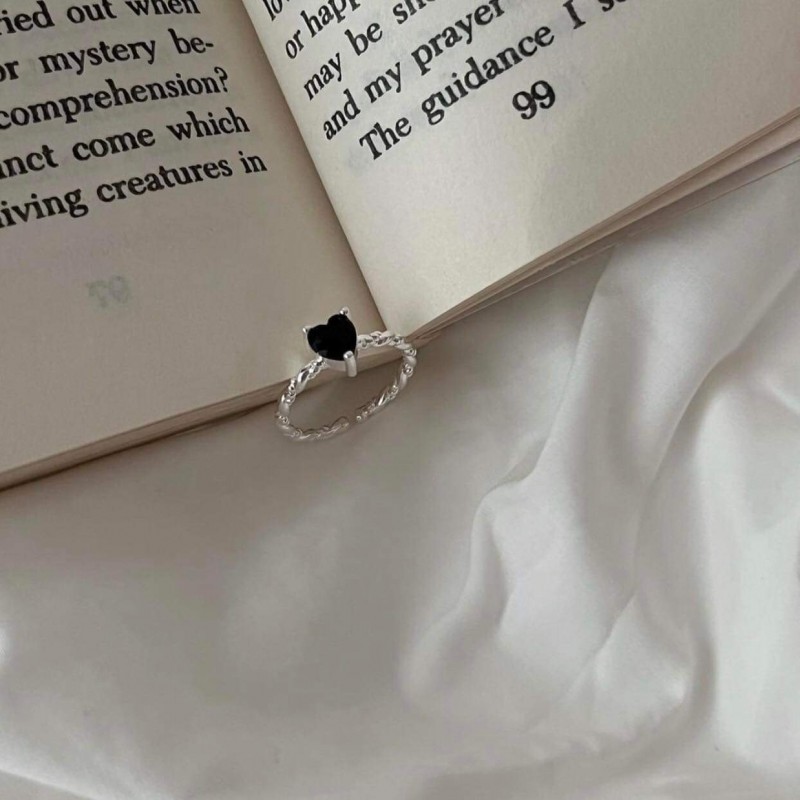 Nhẫn hình trái tim đen