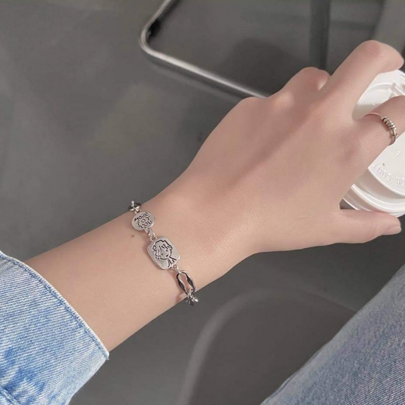 Vòng tay hình nhân vật