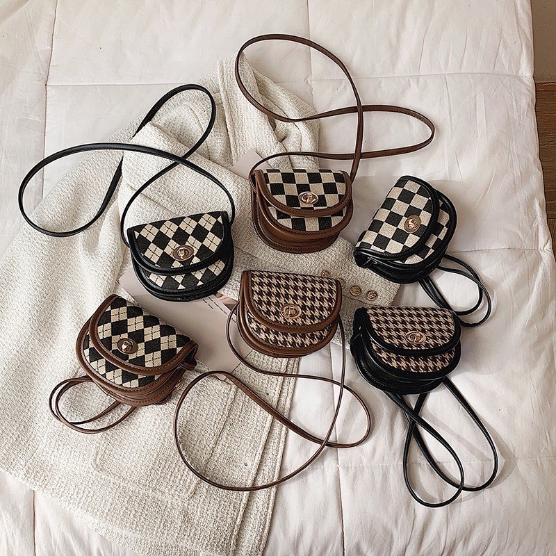 ￼TÚI ĐEO CHÉO MINI DÁNG BẦU CARO HOẠ TIẾT